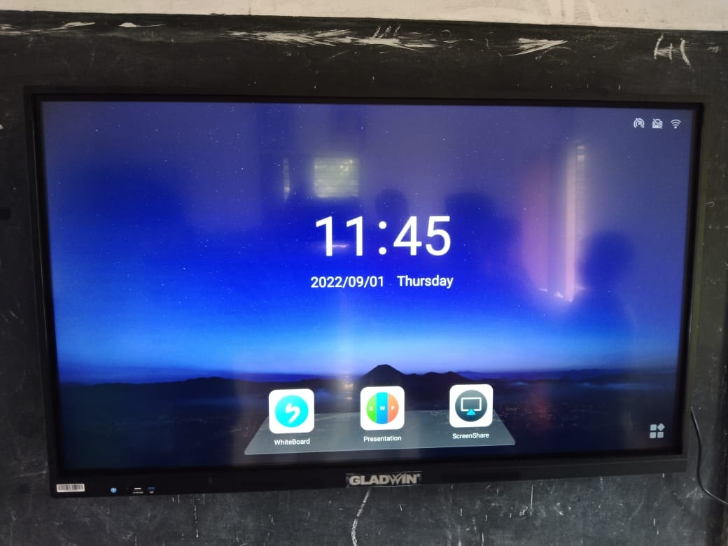 Gladwin smart board showing lock screen with WhiteBoard, Presentation and ScreenShare apps